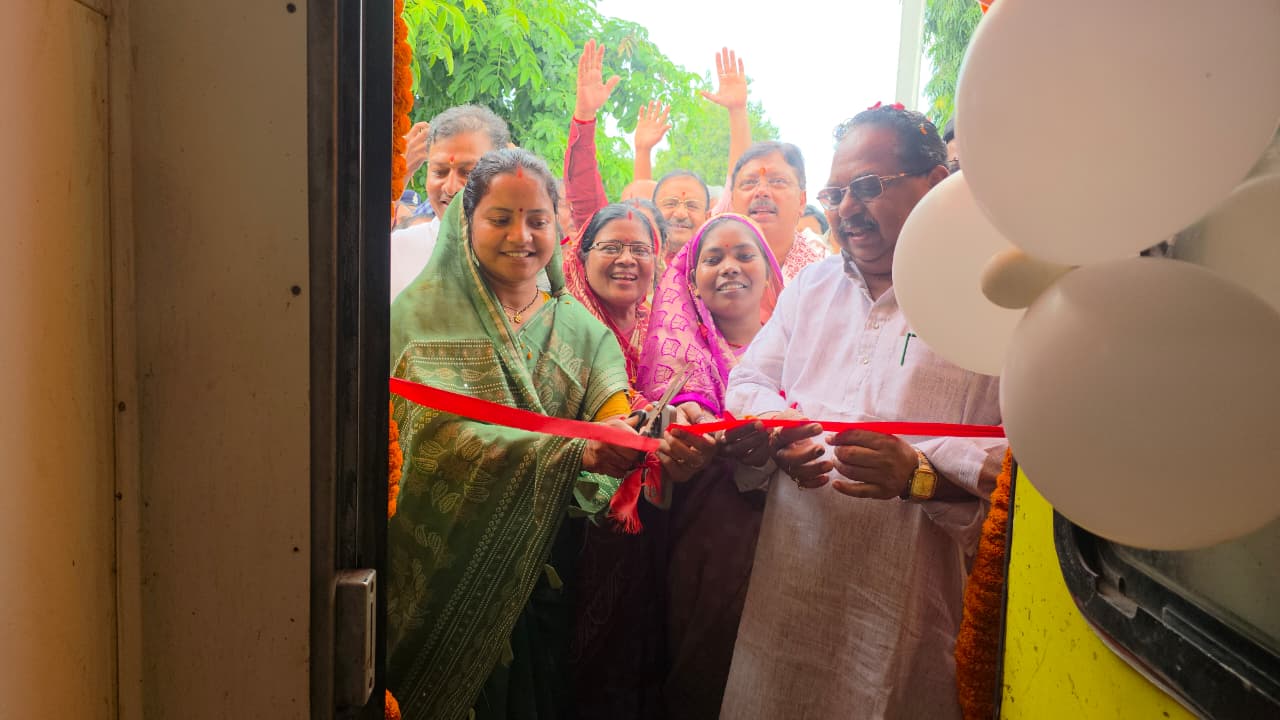 श्री रामलला दर्शन योजना के तहत यात्रा पर निकले दर्शनार्थी, महिला बाल विकास मंत्री श्री लक्ष्मी राजवाड़े ने हरी झंडी दिखाकर ट्रेन को किया रवाना